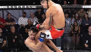 Devastador nocaut por rodillazo volador en Combate Global se vuelve viral | VIDEO