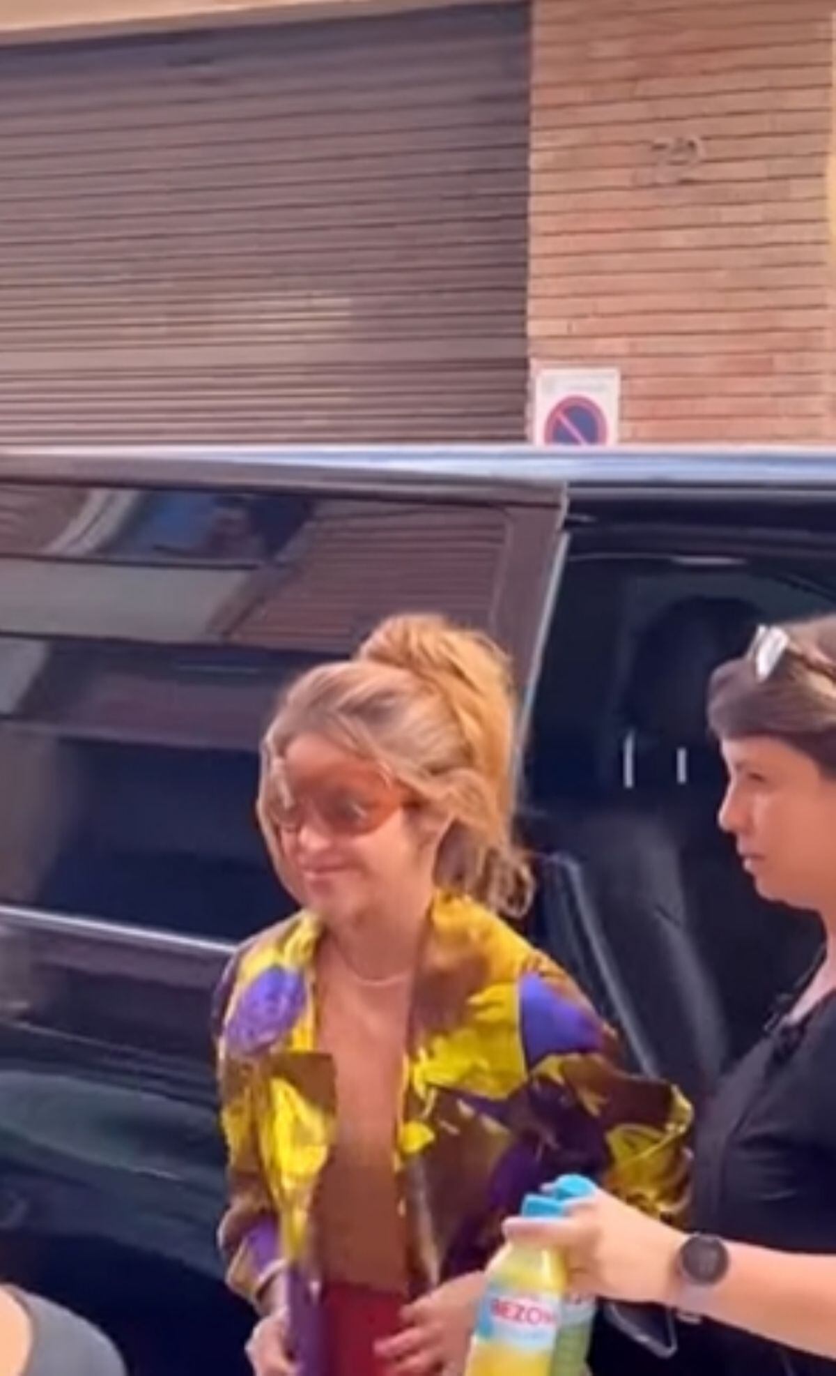 Shakira a su arribo al local en donde graba con Ozuna (Foto: ShakiraMedia / Twitter)