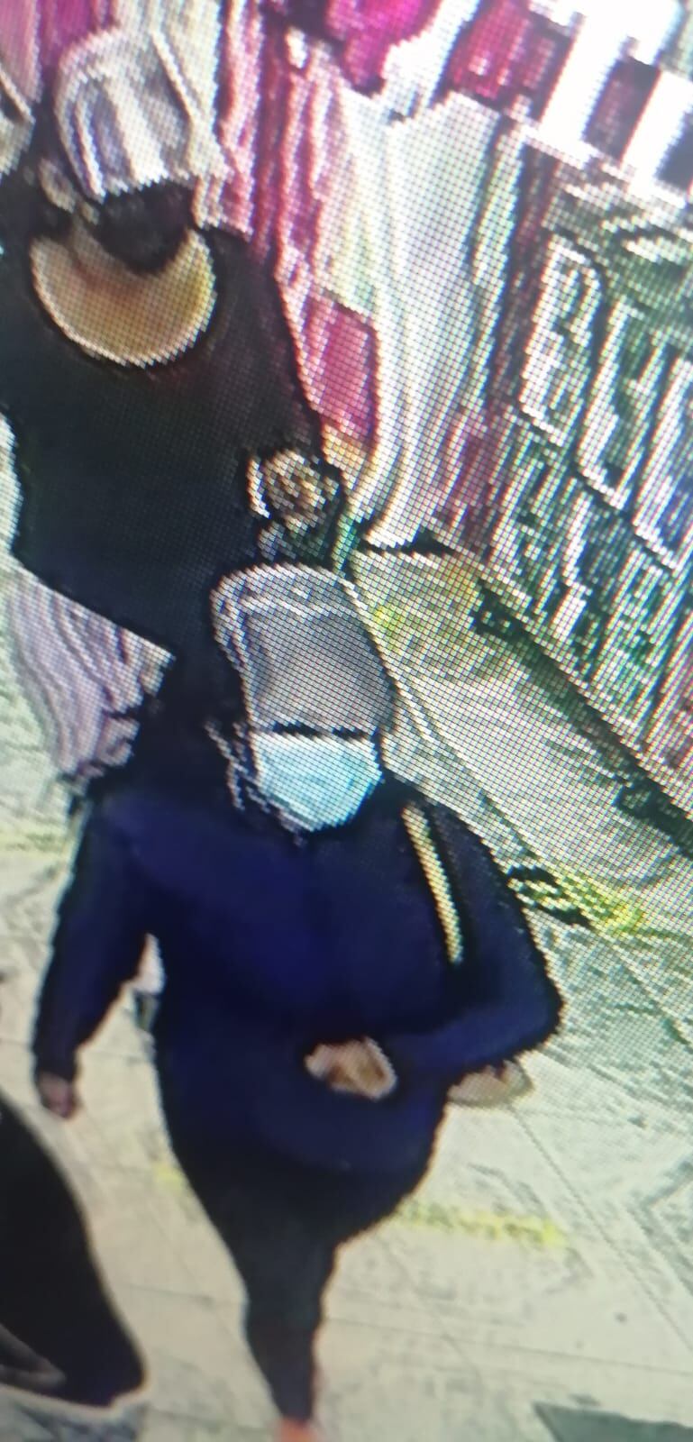 Tres mujeres ‘tenderas’ utilizaron un niñito de apenas cinco años para robar un canguro con dinero de una tienda de pijamas de la galería ‘Samuel’.