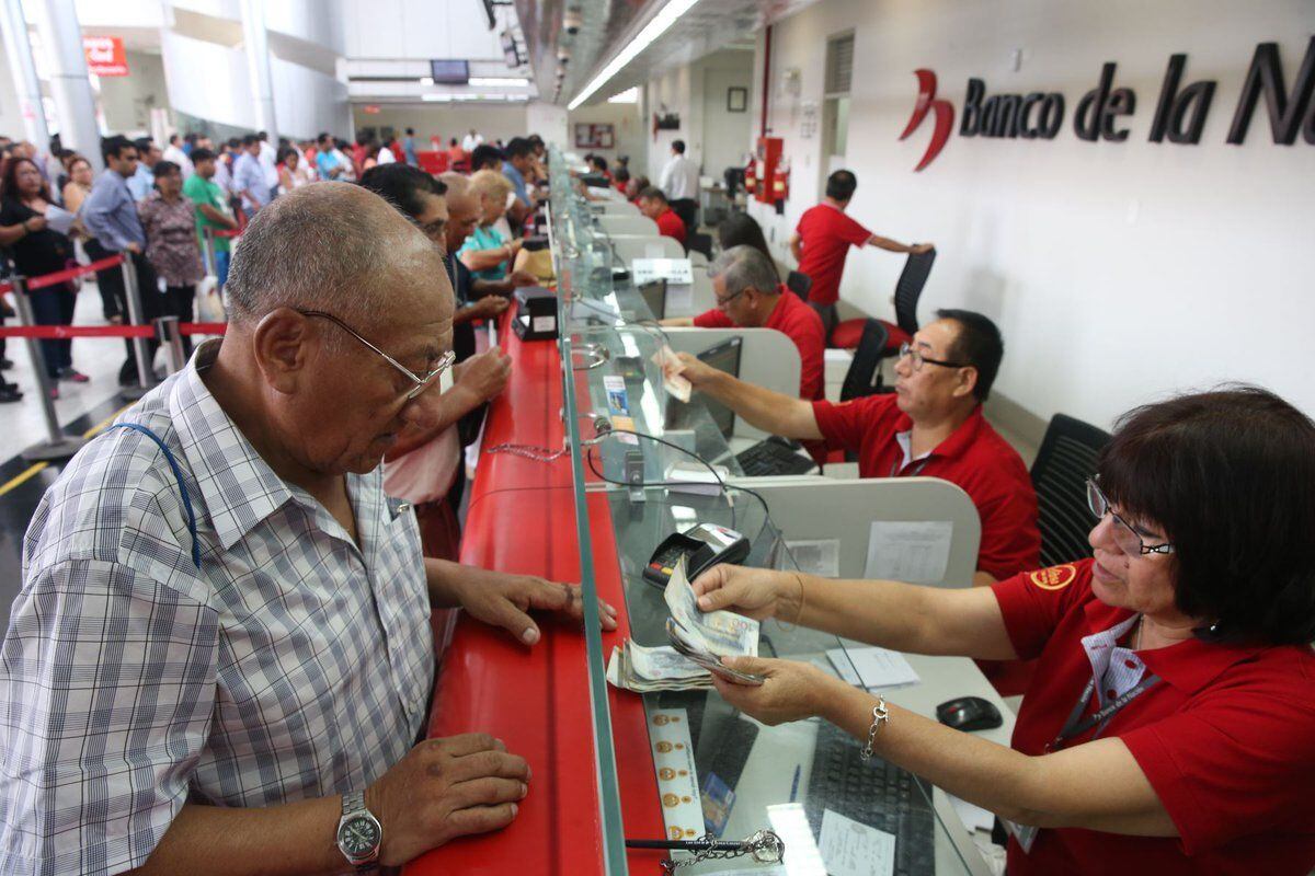 Cada entidad maneja un horario diferente a otro, por lo que para evitar perder tiempo en ir a una institución que está cerrada, mejor es conocer en qué horario atiende. (Foto: Andina)