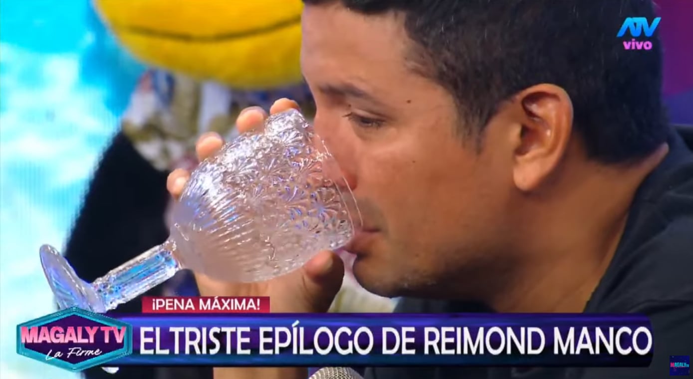 Reimond Manco tomando agua, al parecer para controlar sus emociones tras reconocer infidelidad a su esposa.
