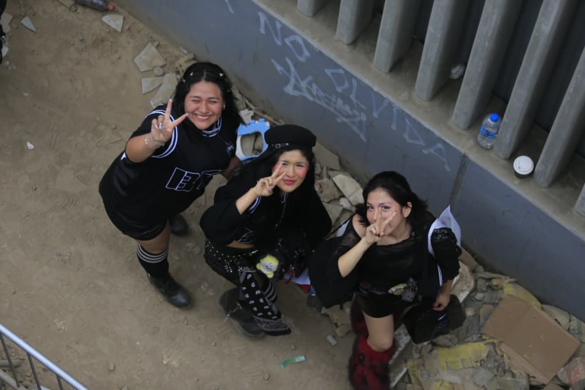 Un grupo de seguidoras de BTS posa para una fotografía mientras espera el ingreso al Estadio San Marcos, donde se realizará el primer concierto del grupo surcoreano. (Foto: Cesar Bueno / @photo.gec)