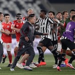 Jugadores de Botafogo quisieron pegarle al DT de Cienciano