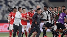 Futbolistas del Botafogo corretearon a Horacio Melgarejo para pegarle tras ser eliminados por Cienciano | VIDEO