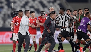 Futbolistas del Botafogo corretearon a Horacio Melgarejo para pegarle tras ser eliminados por Cienciano | VIDEO