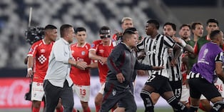 Quisieron agredir a Carlos Melgarejo, entrenador de Cienciano. (AP Photo/Bruna Prado)
