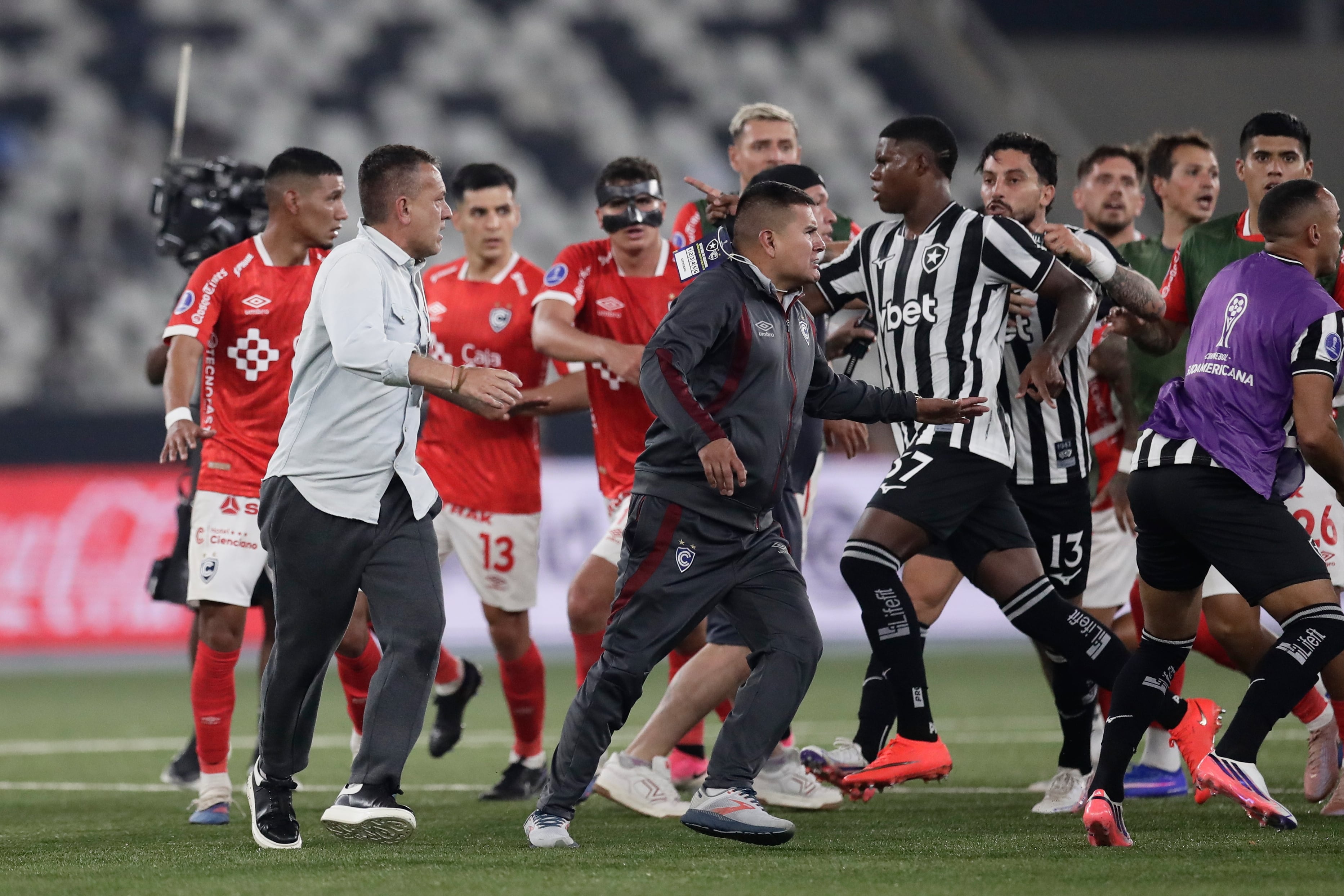 Quisieron agredir a Carlos Melgarejo, entrenador de Cienciano. (AP Photo/Bruna Prado)