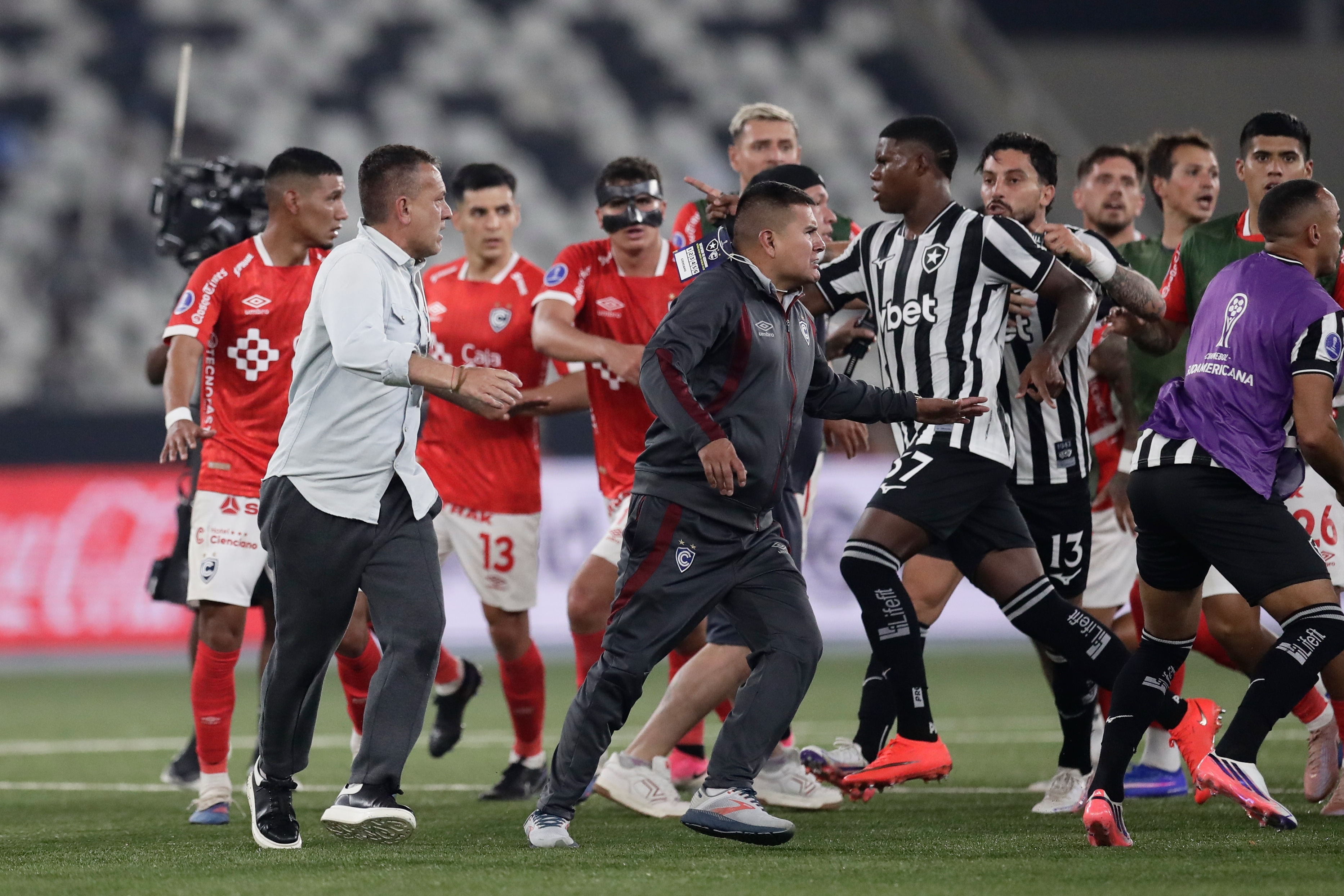 Quisieron agredir a Carlos Melgarejo, entrenador de Cienciano. (AP Photo/Bruna Prado)