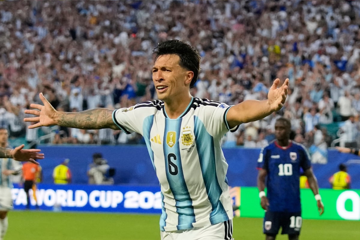 Lisandro Martínez de potente izquierdazo marcó el segundo tanto de Argentina ante Cabo Verde. (AP Photo/Lynne Sladky)