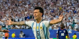 Lisandro Martínez de potente izquierdazo marcó el segundo tanto de Argentina ante Cabo Verde. (AP Photo/Lynne Sladky)