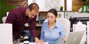 Evitar el uso de facturas de terceros sin respaldo real de la operación. Foto: Freepik.