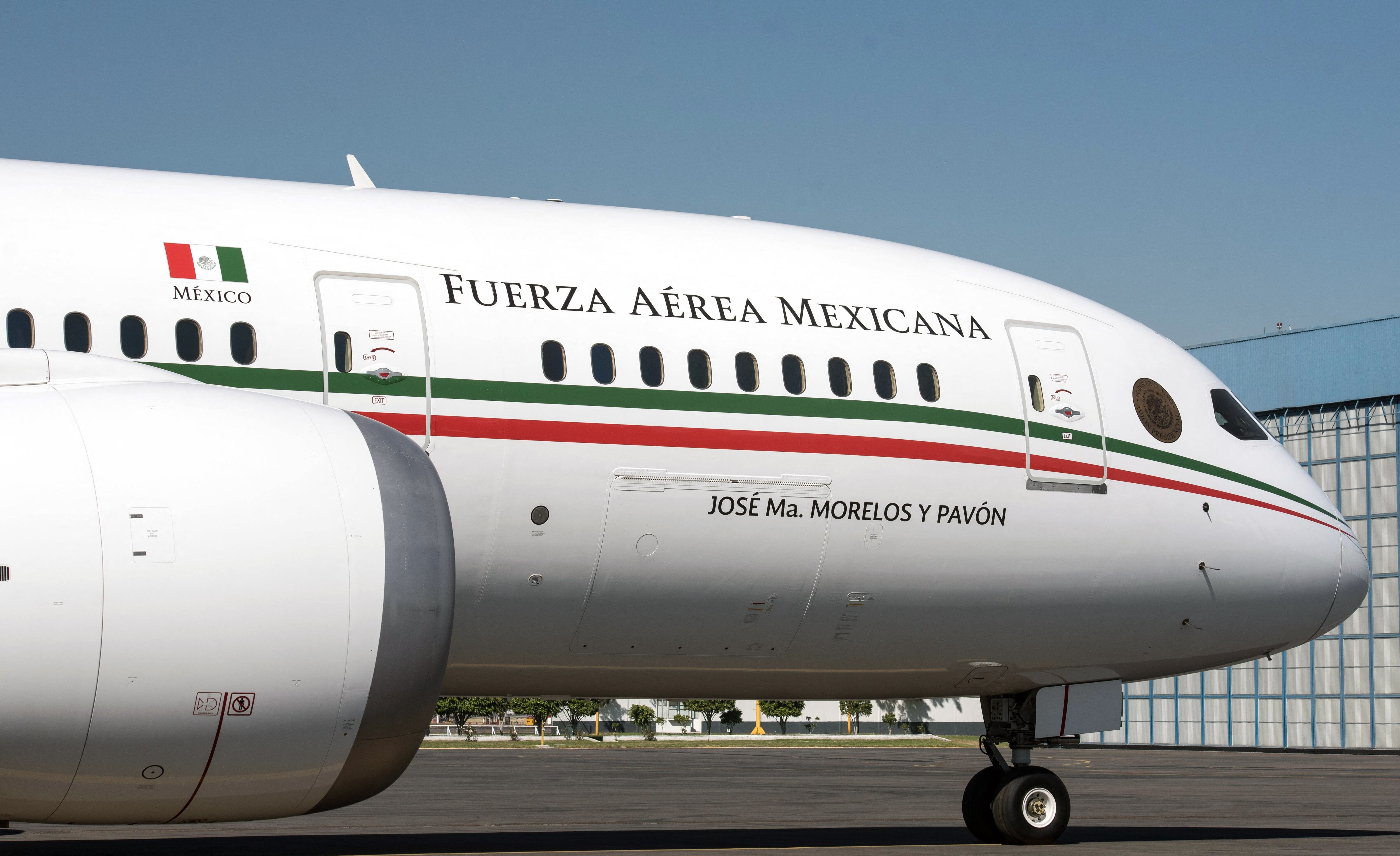 Vista del avión presidencial de México -un Boeing 787-8 con un costo de 125.4 millones de dólares- luego de su último vuelo en el Aeropuerto Internacional Benito Juárez, en la Ciudad de México el 3 de diciembre de 2018. (Foto: ALEJANDRO MELENDEZ / AFP)