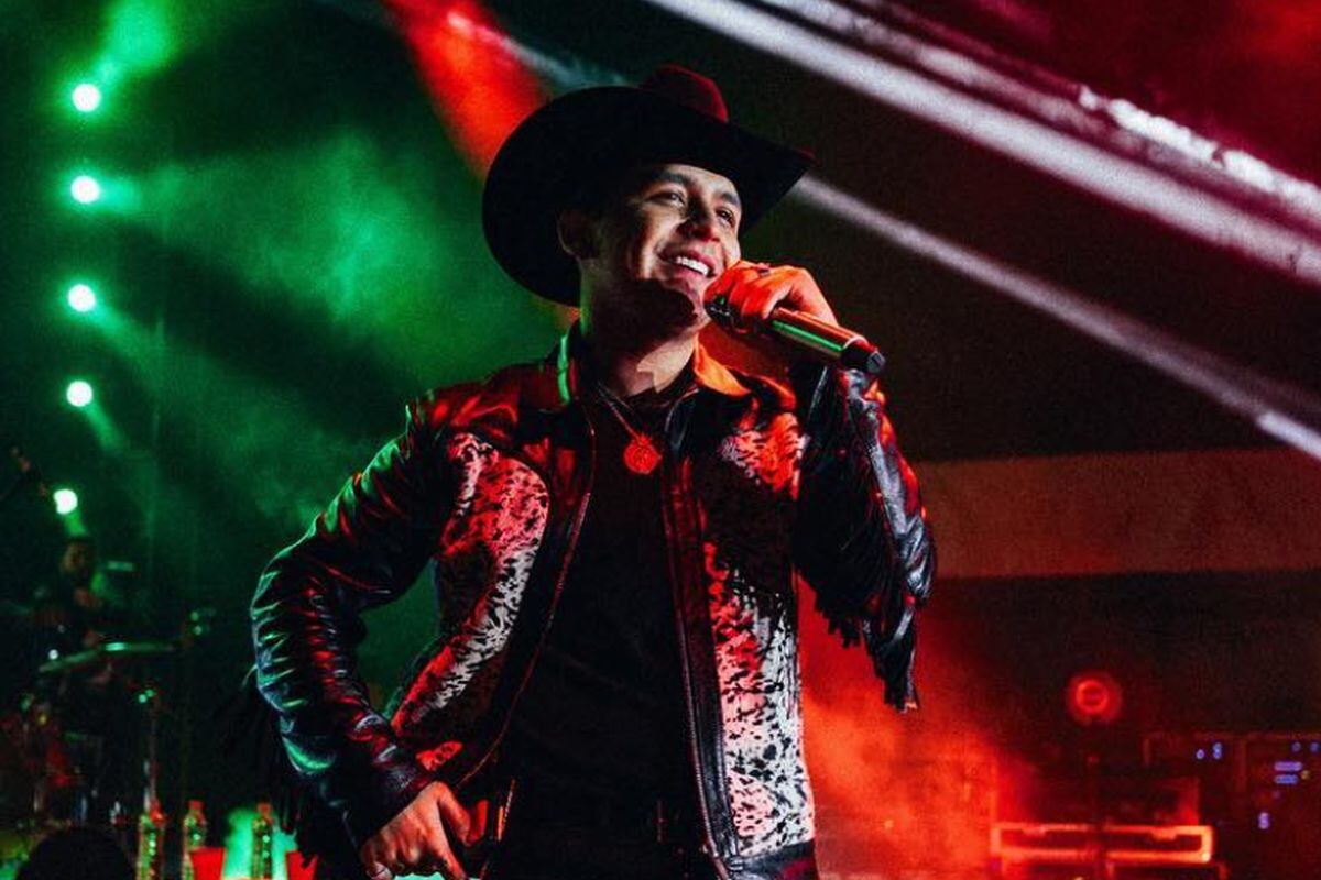 Christian Nodal, quien en esta imagen aparece en uno de sus conciertos, negó el veto de Universal Pictures (Foto: Christian Nodal / Instagram)