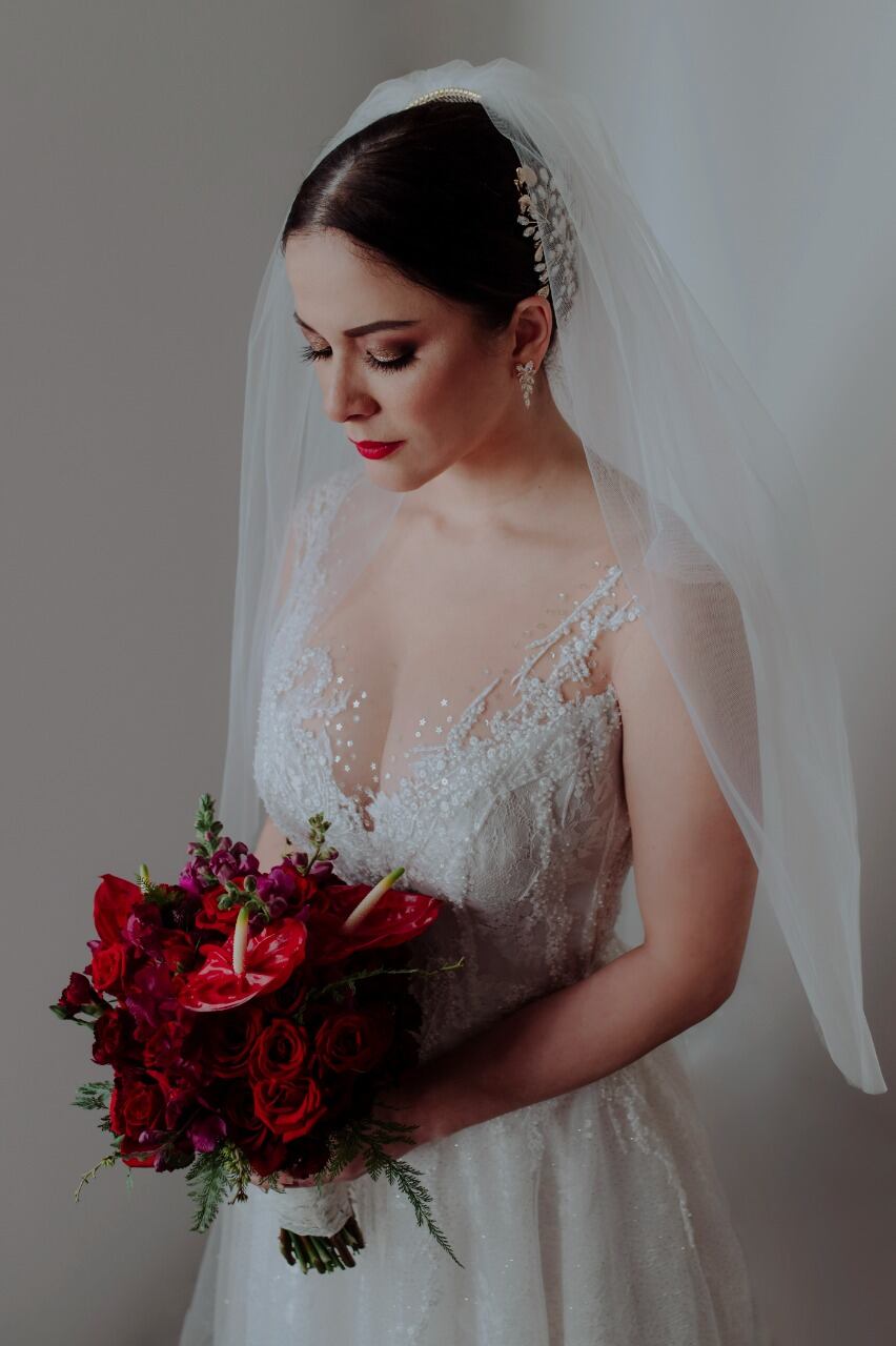 El vestido de novia de Karina Jordán fue diseñado por Angie Schlegel. (Foto: Francesca Bernetti).