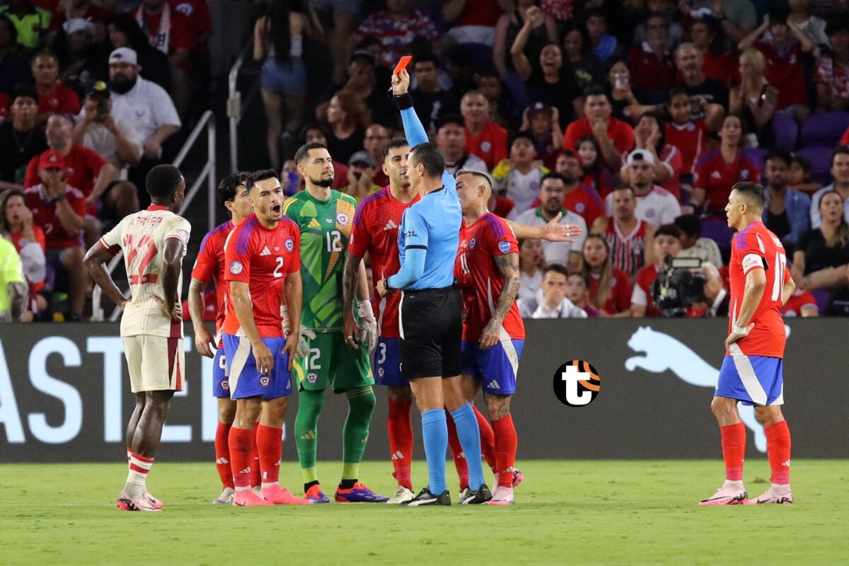 Chile se quedó con 10 hombres por expulsión del zaguero Gabriel Suazo, a los 26'.