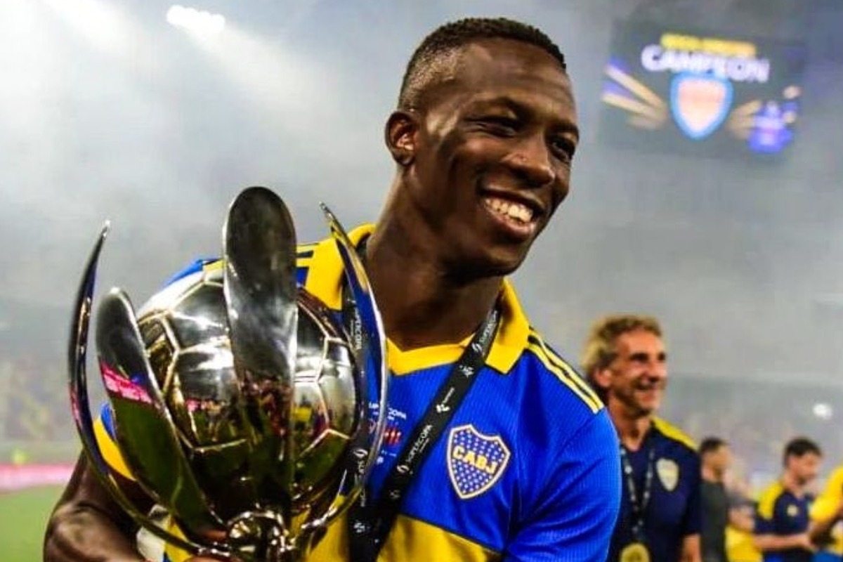 Luis Advíncula se ganó el cariño de la hinchada de Boca Juniors. (Agencias)
