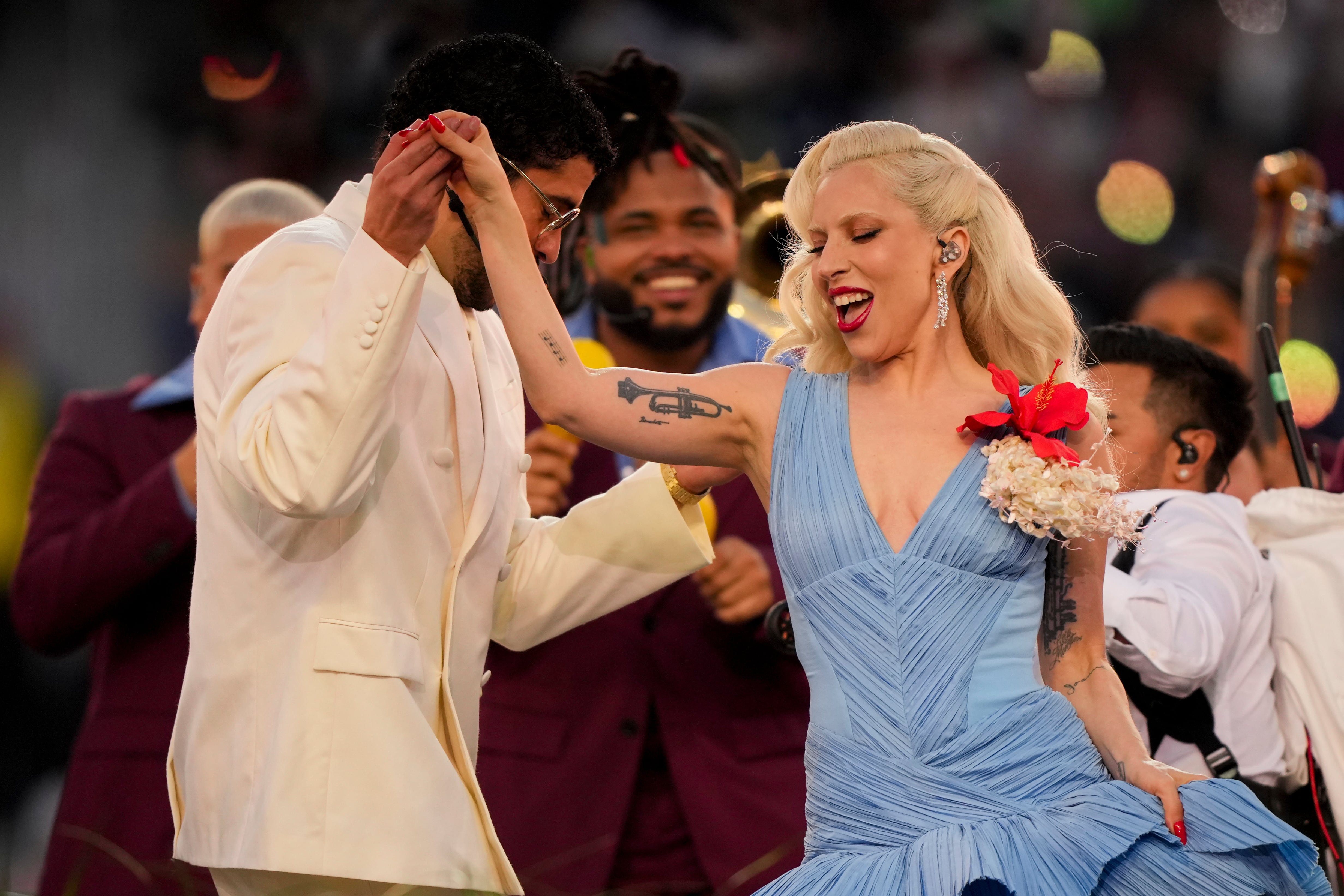 Bad Bunny junto a Lady Gaga en el halftime del Super Bowl (AP Photo/Brynn Anderson)