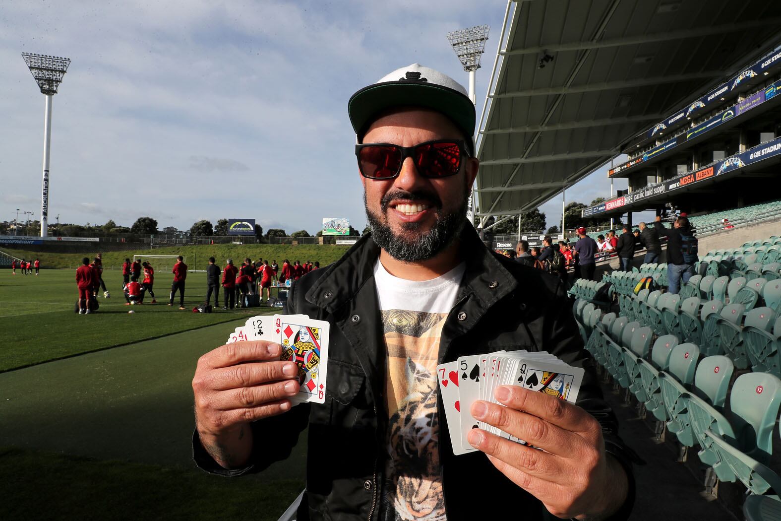 El mago Plomo no escapa a las cábalas. Cuando juega Perú usa el mismo pantalón, la misma mochila y unas cartas rojas, las mismas que entregó a ‘Cuevita’ y a Hurtado. (Foto: Daniel Apuy)