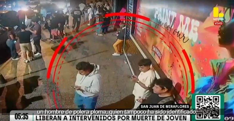 La policía busca a dos presuntos sospechosos captados cerca de él a la salida de la discoteca el domingo.