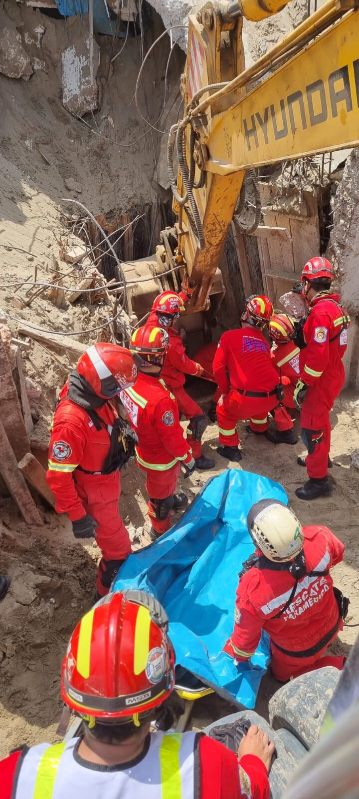 Bomberos rescataron cuerpos de obreros