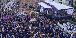 La procesión del Señor de los Milagros es la manifestación de fe católica más grande del Perú y una de las procesiones más multitudinarias del mundo.