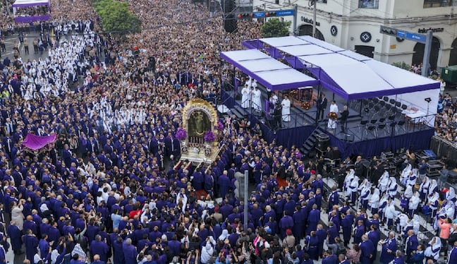La procesión del Señor de los Milagros es la manifestación de fe católica más grande del Perú y una de las procesiones más multitudinarias del mundo.