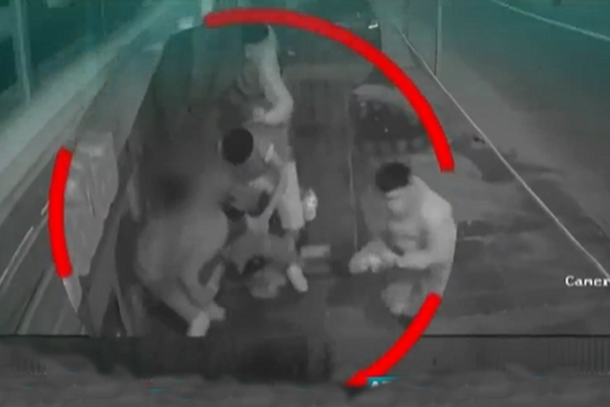 El video muestra el salvajismo con el que el joven fue golpeado por los cuatro delincuentes.