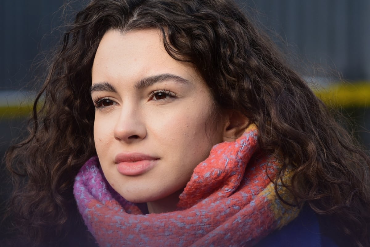 Asiye, con chalina de colores, durante una escena de la telenovela (Foto: NGM Media)