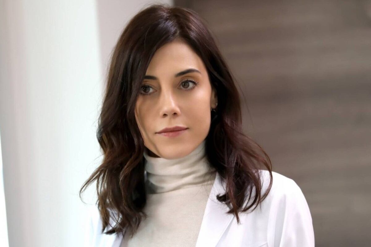 Cansu Dere como la doctora Asya, la protagonista de "Infiel". (Foto: Medyapım)