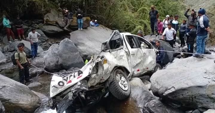 Puno: Camioneta se despista, cae a río y muere alcalde de Quiaca