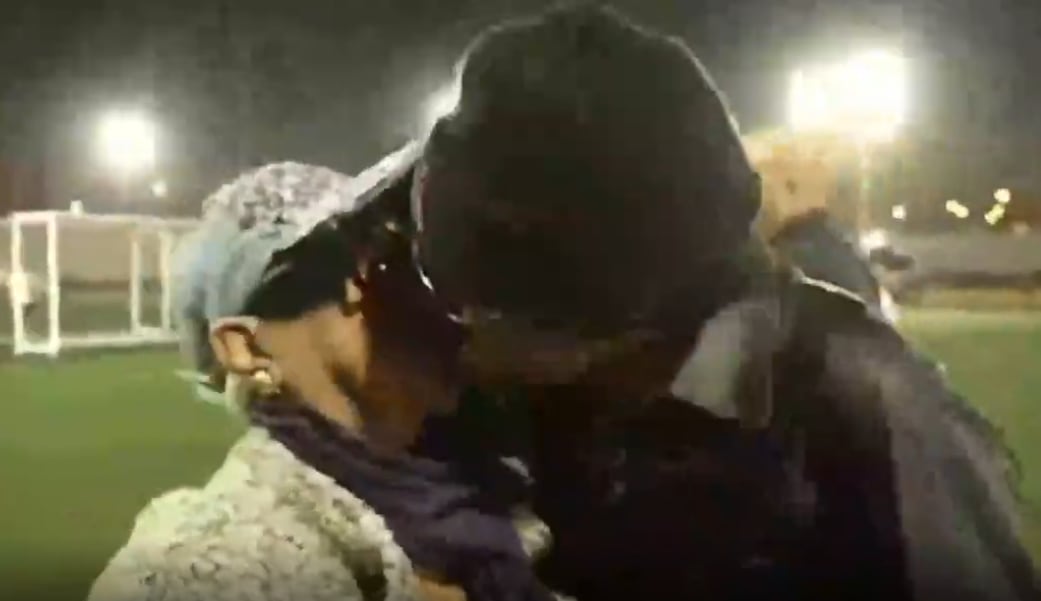 Lucía de la Cruz y Neutro se besan en transmisión en vivo.