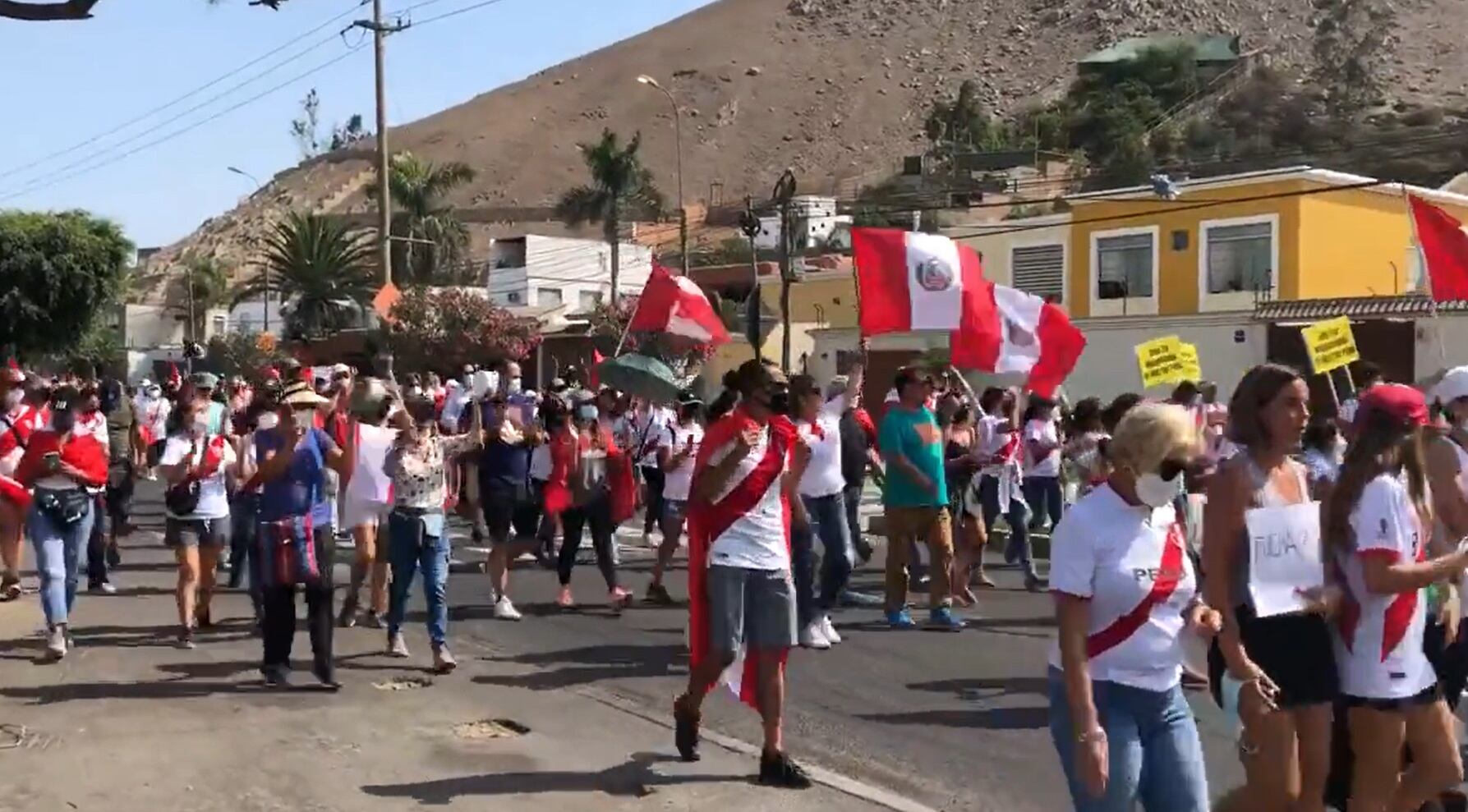 Vecinos de La Molina salieron a marchar. (Foto: Twitter)