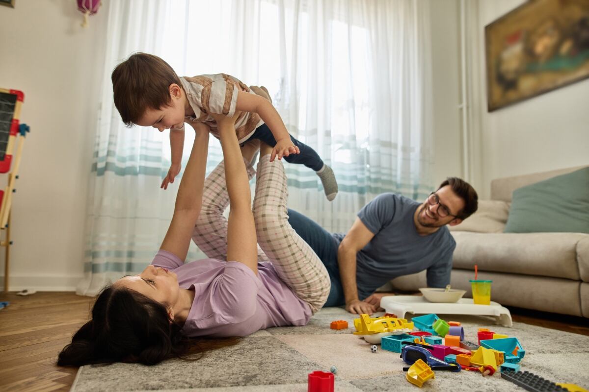 Date un tiempo para disfrutar con tus hijos pequeños y adolescentes. Foto: Istock.