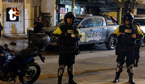 Hallan cadáver de mujer con signos de violencia y su pareja fallece al lanzarse desde la azotea