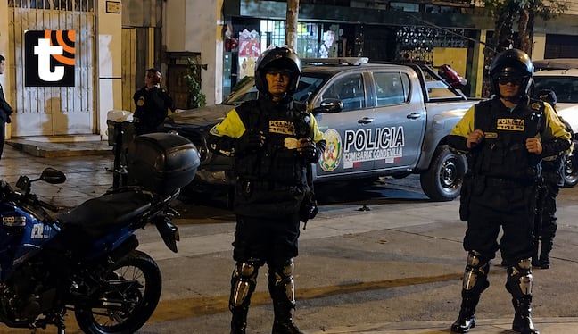 Mientras se realizaban las primeras pericias dentro de la vivienda, los efectivos continuaban recopilando información para determinar las circunstancias en las que se produjo la muerte de la mujer.