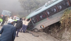 ¡LO ÚLTIMO! Cusco: Bus con más de 30 turistas se despista y cae a pendiente cuando retornaba de Machu Picchu | VIDEO