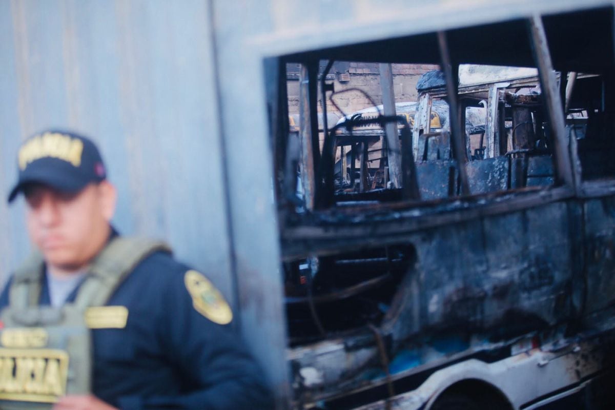 Incendio dentro de una cochera deja más de diez cústers quemadas. El hecho ocurrió en Oquendo-Callao. Fotos: césar.grados@photo.gec