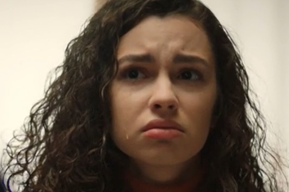 Su Burcu Yazgi Coşkun llorando con su personaje de Asiye Eren en "Hermanos" (Foto: NGM Media)