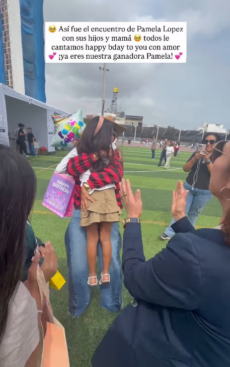 Este 10 de junio es el cumpleaños de Pamela López y sus hijos le llevaron varios regalos hasta el lugar de votación.