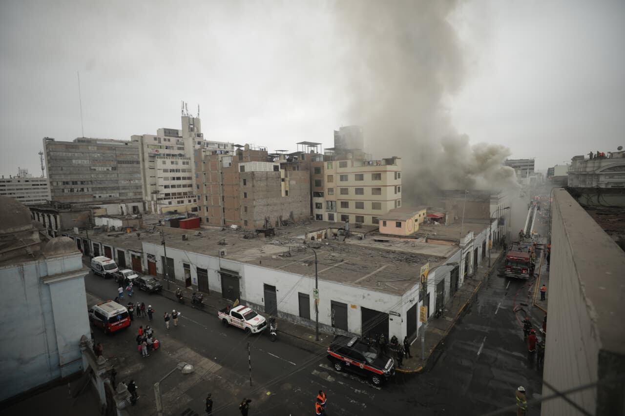 Alerta en el Cercado de Lima: incendio afecta almacén contiguo al Congreso de la República. Foto: GEC