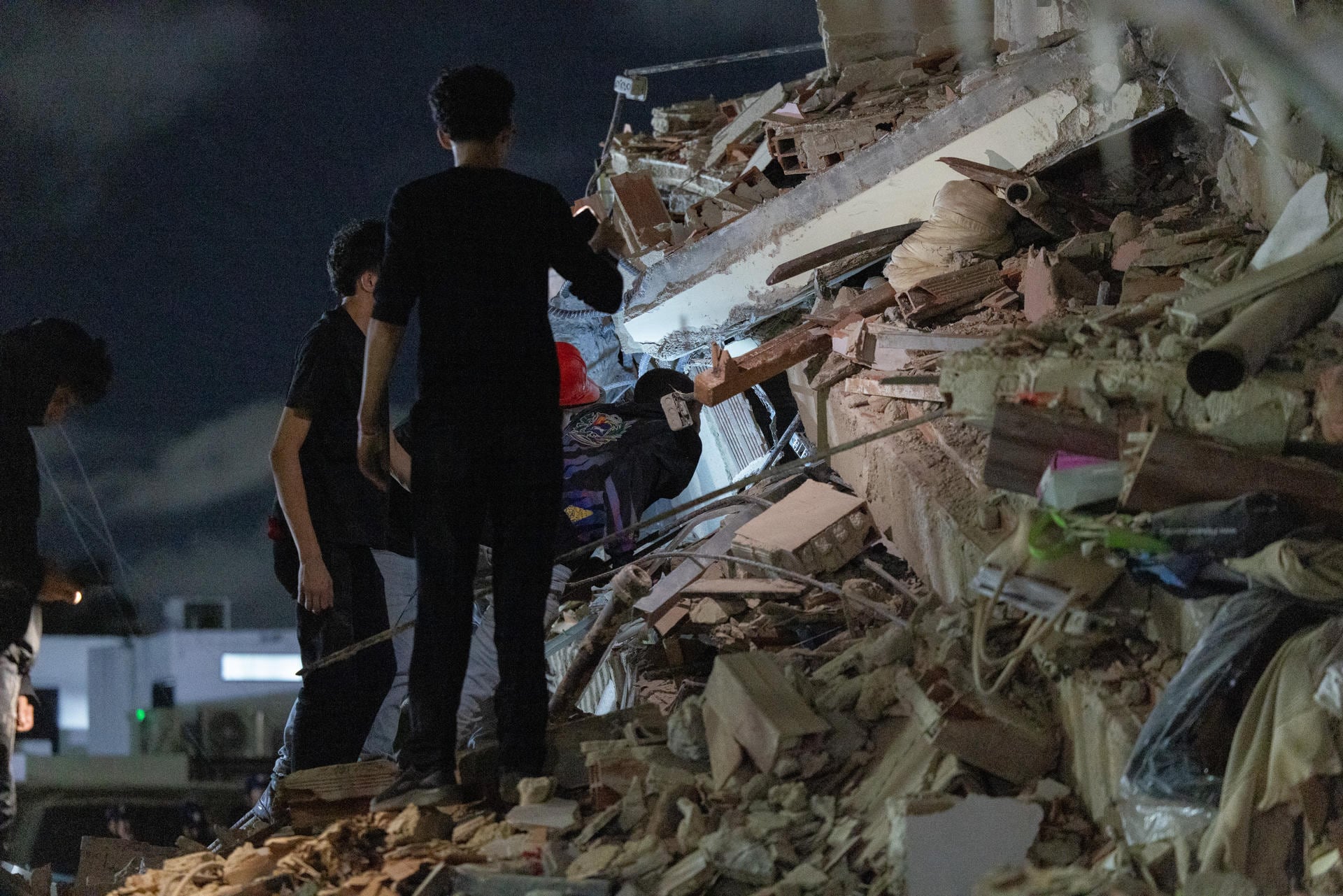 Personas buscan entre los escombros luego de dos fuertes terremotos que sacudieron Venezuela. (EFE/ Rayner Peña).