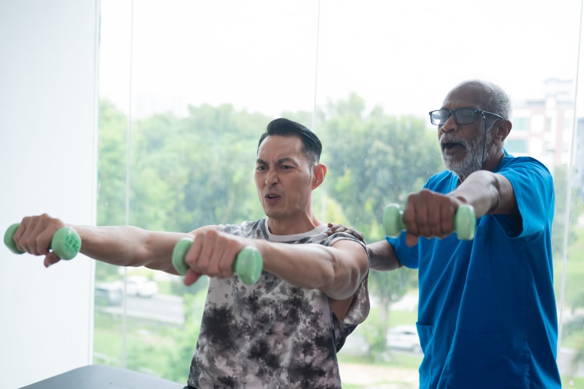 Los ejercicios con pesas son clave para contrarrestar los efectos del paso de los años en el cuerpo. Foto: Istock.