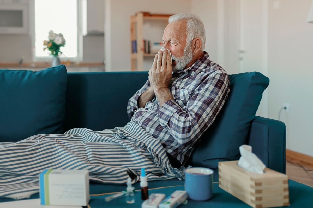 La influenza puede ser mortal en el adulto mayor, protégelos. Foto: Istock.