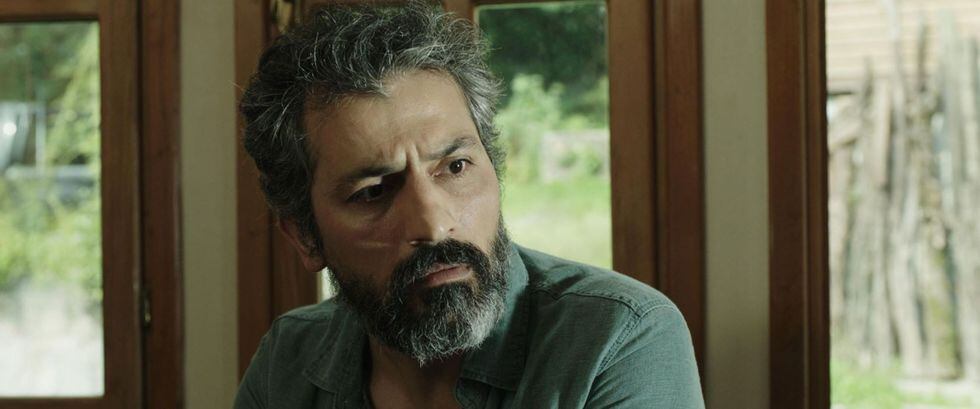 En la película “Kovan”, podemos ver a Feyyaz con una imagen algo distinta de la de Arif, su personaje en “Mujer" (Foto: TRT)