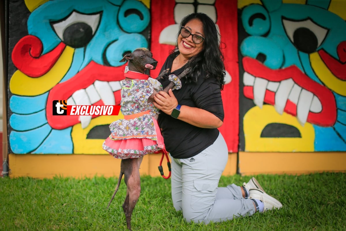 Romina junto a su perrita shipiba Killay. Foto: César Bueno.