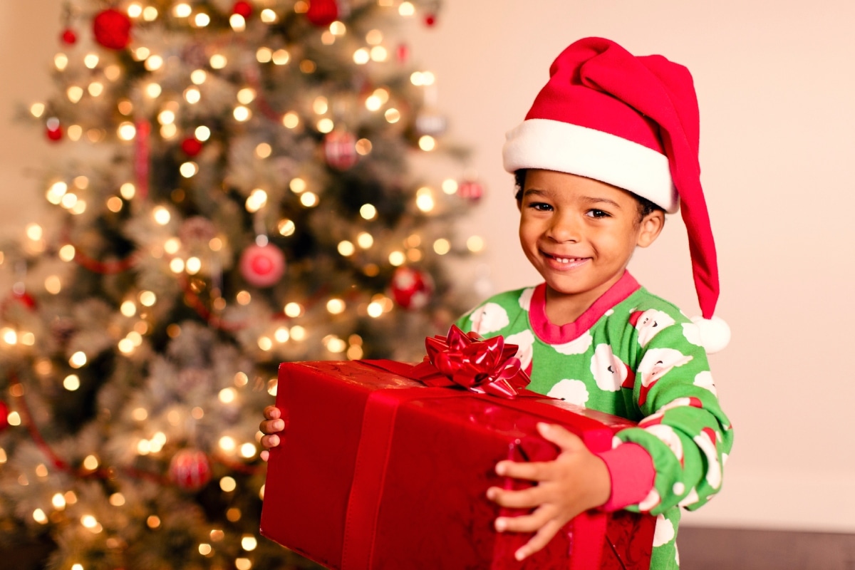 No tiene que convertirse en un festín de regalos; hay otras formas en las que se puede demostrar amor. Foto: Istock.