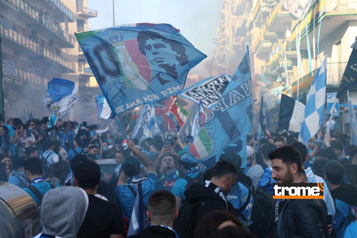Desde temprano las banderas y los hinchas colmaron el estadio Friuli pensando en el festejo histórico (Foto: AP)