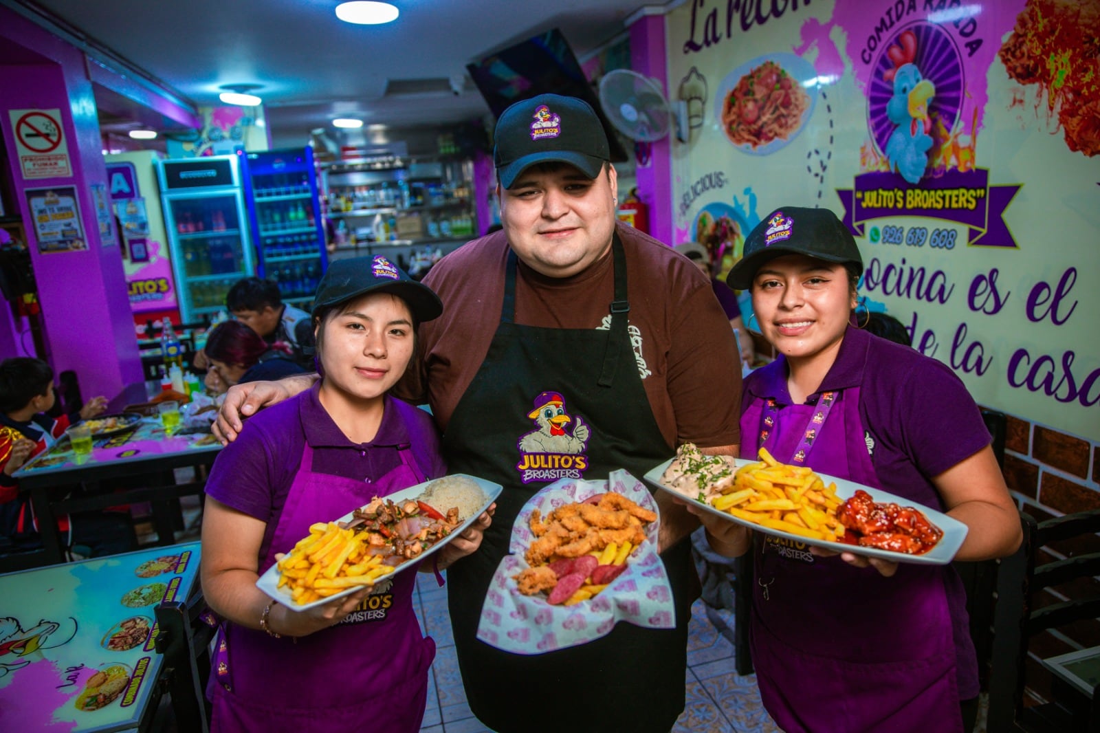 César cuenta que empezó vendiendo pollo junto a su esposa, pero ahora cuenta con 35 colaboradores. Foto: Joel Alonzo.