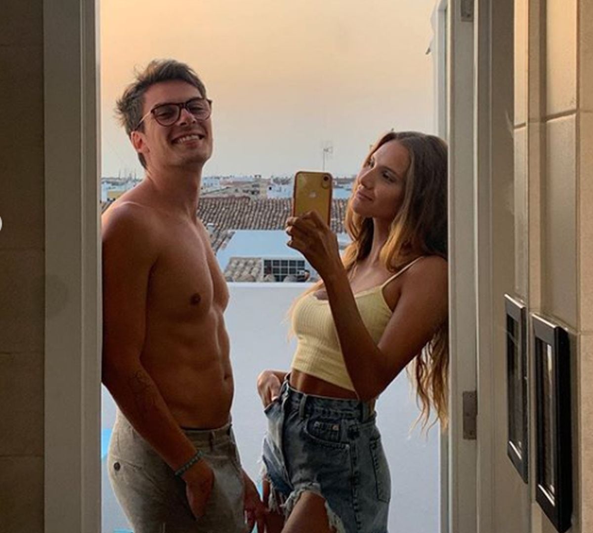 La modelo junto a su pareja, el cantante español Andrés Ceballos, con quien convive (Foto: Alejandra Efímer / Instagram)
