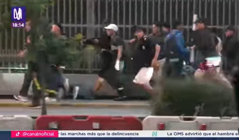 Barristas de la 'U' cerca al Estadio Nacional pese a no estar permitido su presencia.